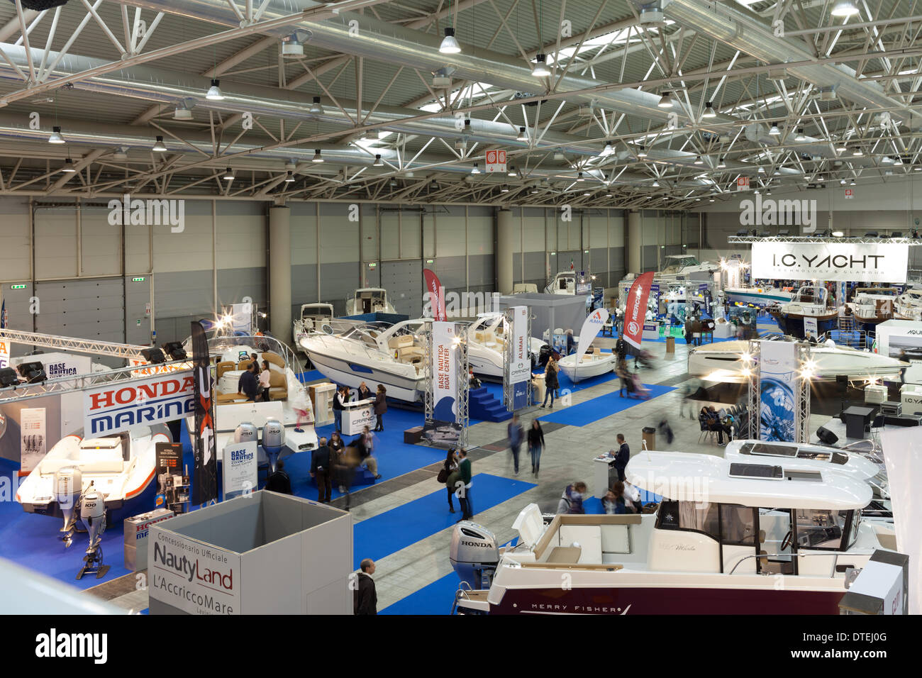 ROME, ITALIE - 16 février 2014 : à Fiera di Roma, au cours de la Grande Bleue Expo, stands de Honda Marine, Cranchi, I.C. Yacht. Crédit : Corina Daniela Obertas/Alamy Live News Banque D'Images