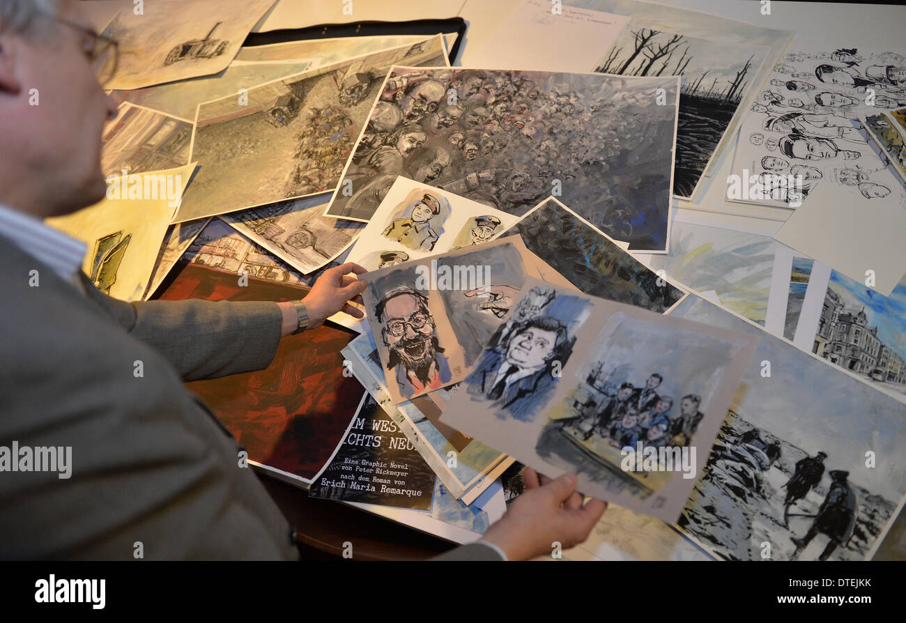 Melle, Allemagne. 06Th Feb 2014. Graphiste allemand Peter Eickmeyer est titulaire d'esquisses pour son roman 'le' adapté de l'ouvrage de Erich Maria Remarque à 'Alte Posthalterei" à Melle, Allemagne, 03 février 2014. Photo : Carmen Jaspersen/dpa/Alamy Live News Banque D'Images