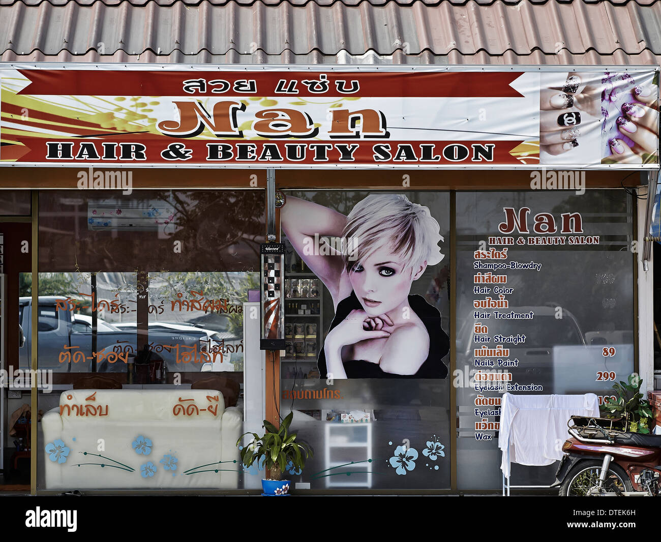 Fenêtre du salon de coiffure et de beauté. Thaïlande S. E. Asie Banque D'Images