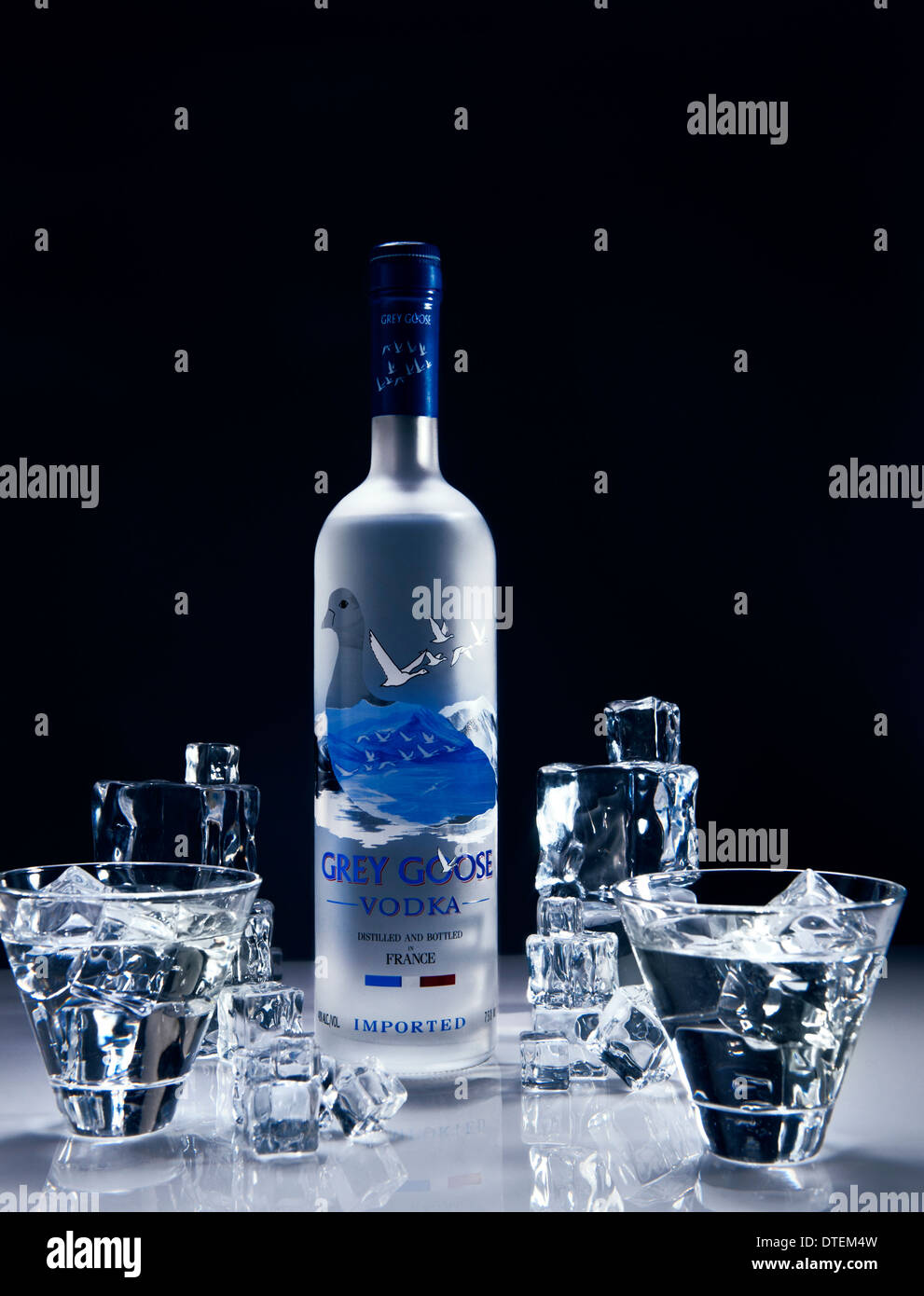 La vodka Grey Goose Rocks verres et des cubes de glace Photo Stock - Alamy