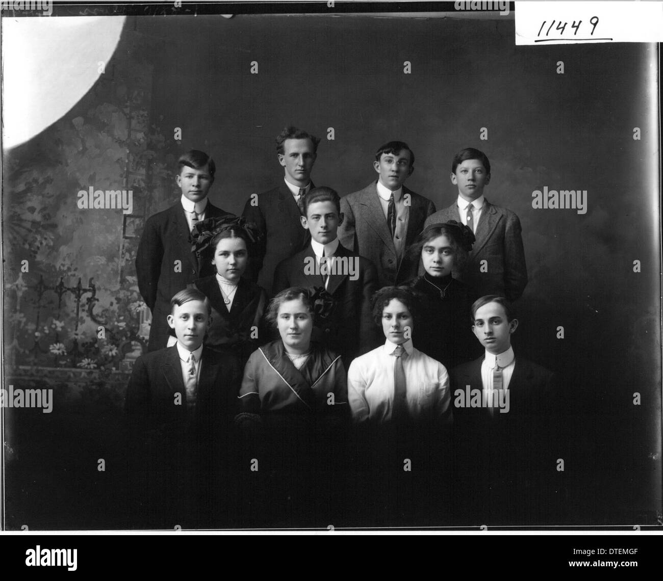 Ce portrait de groupe de 1912 présente la classe junior de College Corner High School. La photographie, conservée dans les archives de l'Université de Miami, offre un aperçu de la vie étudiante et de l'éducation à l'époque. Banque D'Images
