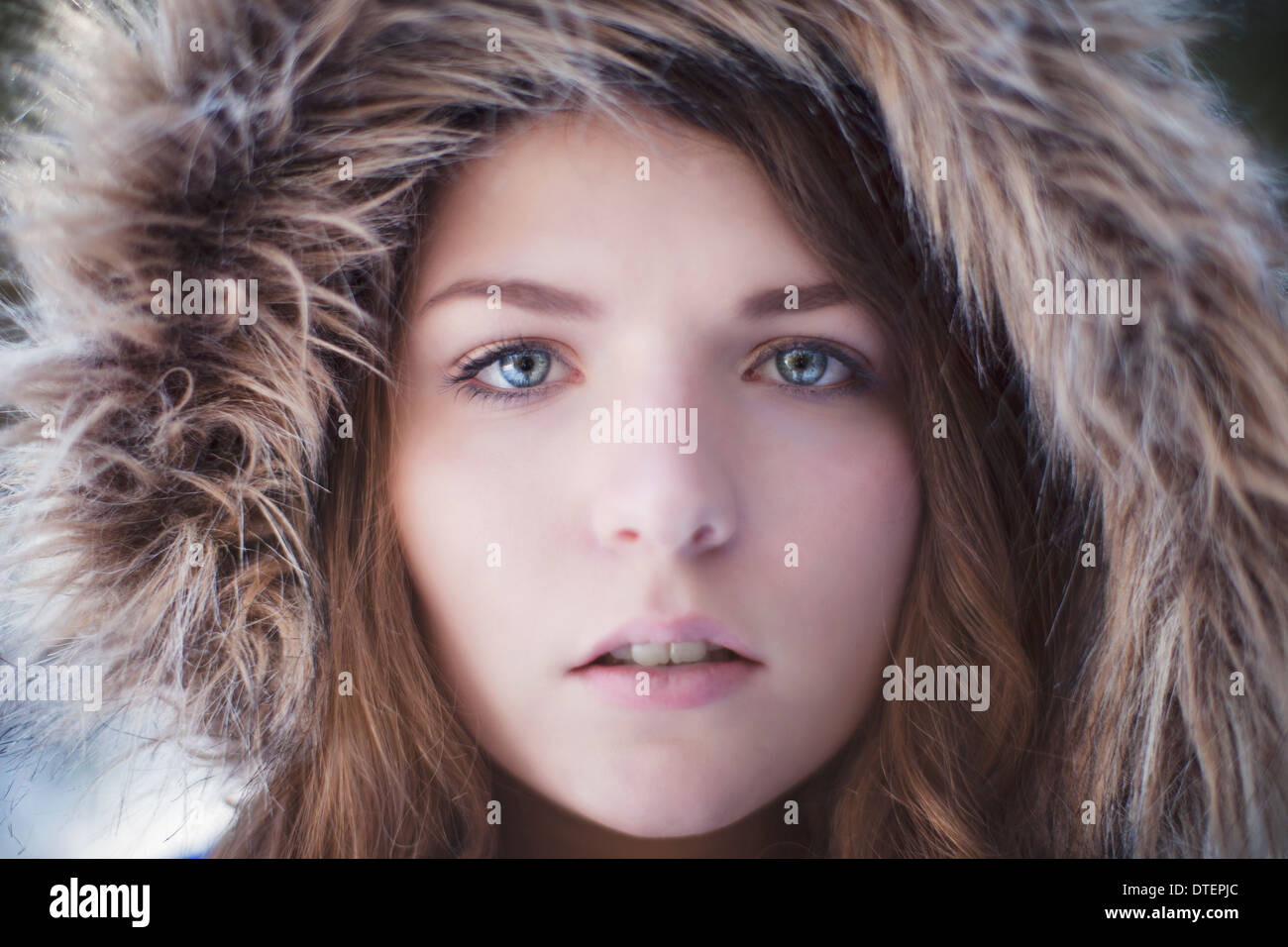 Portrait of young woman wearing fur hat Banque D'Images