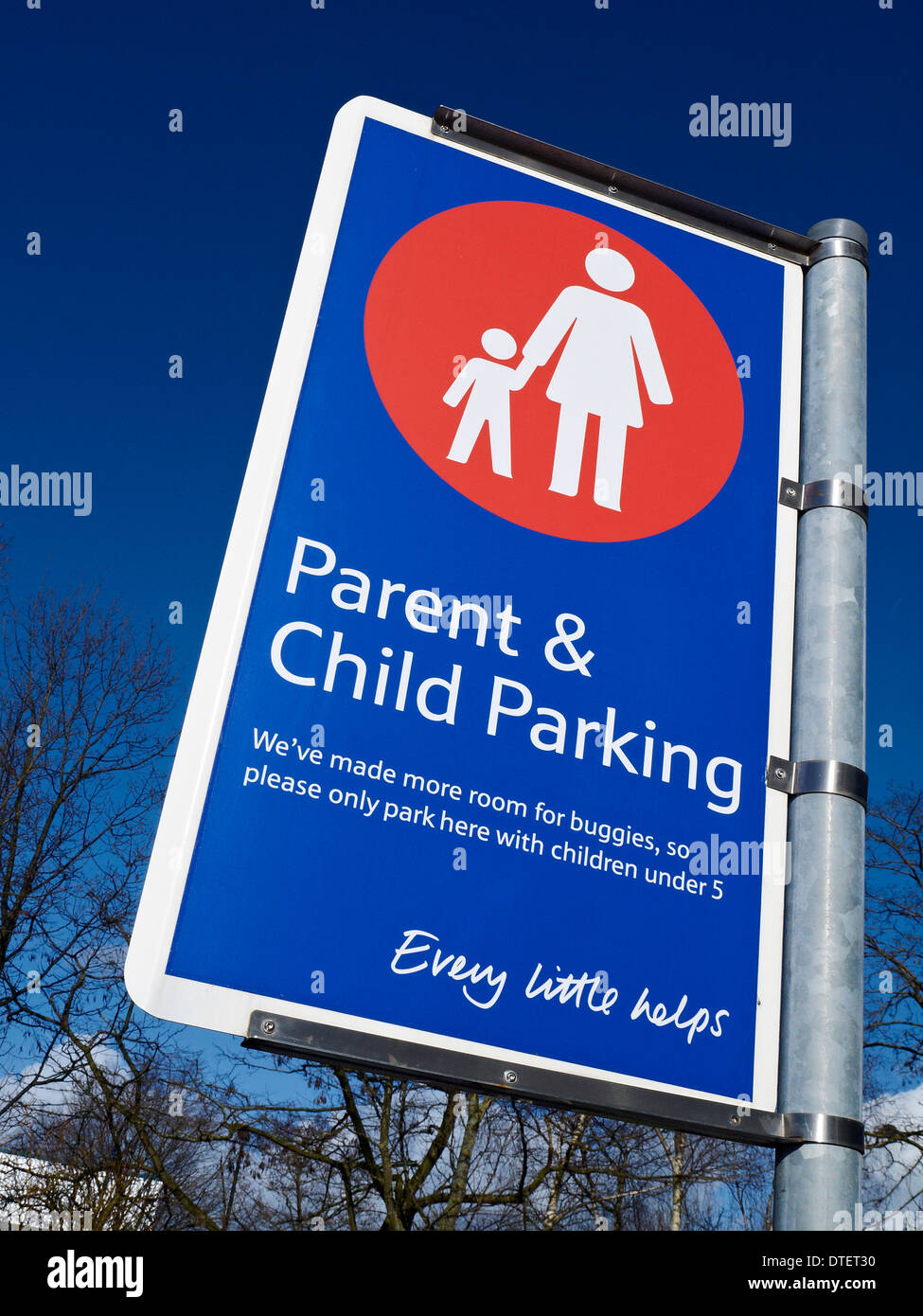 Parents et enfants Tesco UK parking sign Banque D'Images