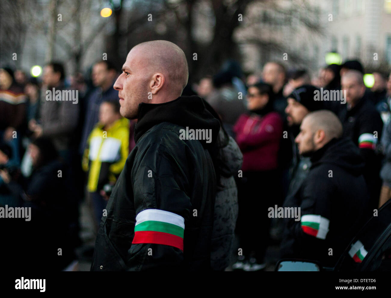 Sofia, Bulgarie. Feb 15, 2014. Des centaines défient l'interdiction de l'extrême droite ''Lukov Mars'' à Sofia le 15 février 2014.La soi-disant 'Lukov mars" est une procession aux flambeaux à la mémoire d'Hristo Lukov, organisée chaque année depuis 2003 en février à Sofia. Hristo Lukov était un lieutenant-général et homme politique, Ministre de la guerre (1935-1938), et le leader de l'Union Nationale Bulgare de légions, assassiné en 1943 sur ordre du Parti communiste bulgare. Il est dit d'avoir soutenu les puissances de l'axe, en particulier l'Allemagne nazie, pendant la Seconde Guerre mondiale. Credit : ZUMA Press, Inc./Alamy Live N Banque D'Images