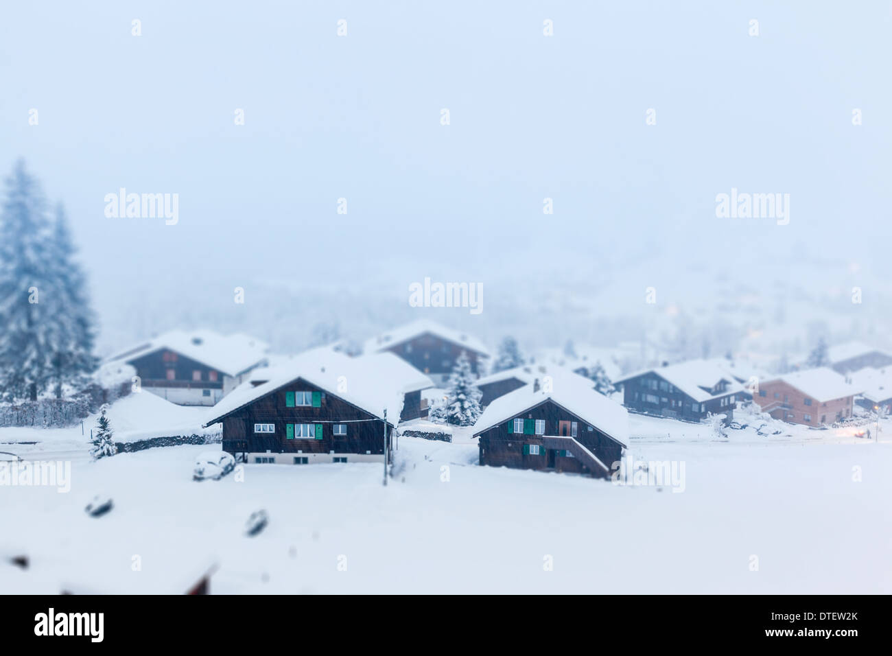 Maisons en bois traditionnelles à Grindelwald, Suisse lors de fortes chutes de neige. Banque D'Images