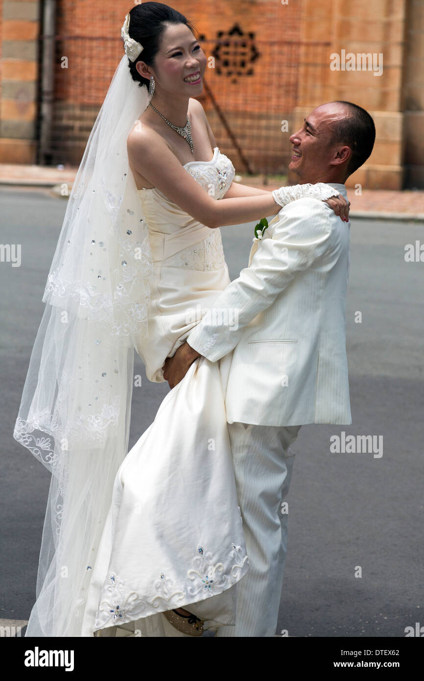 Couple vietnamien qui pose pour les photographies de mariage, Saigon, Vietnam Banque D'Images