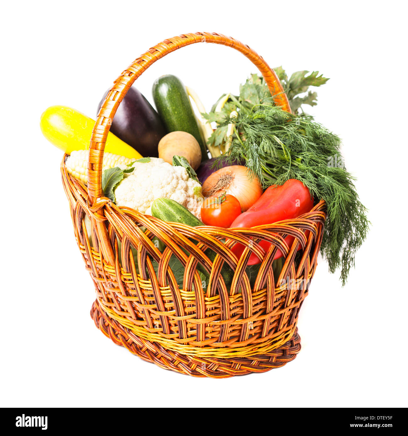 Panier avec des légumes et des herbes fraîches isolated on white Banque D'Images