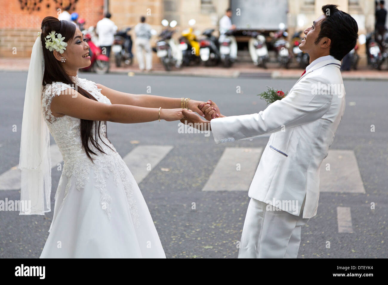 Couple vietnamien qui pose pour les photographies de mariage, Saigon, Vietnam Banque D'Images