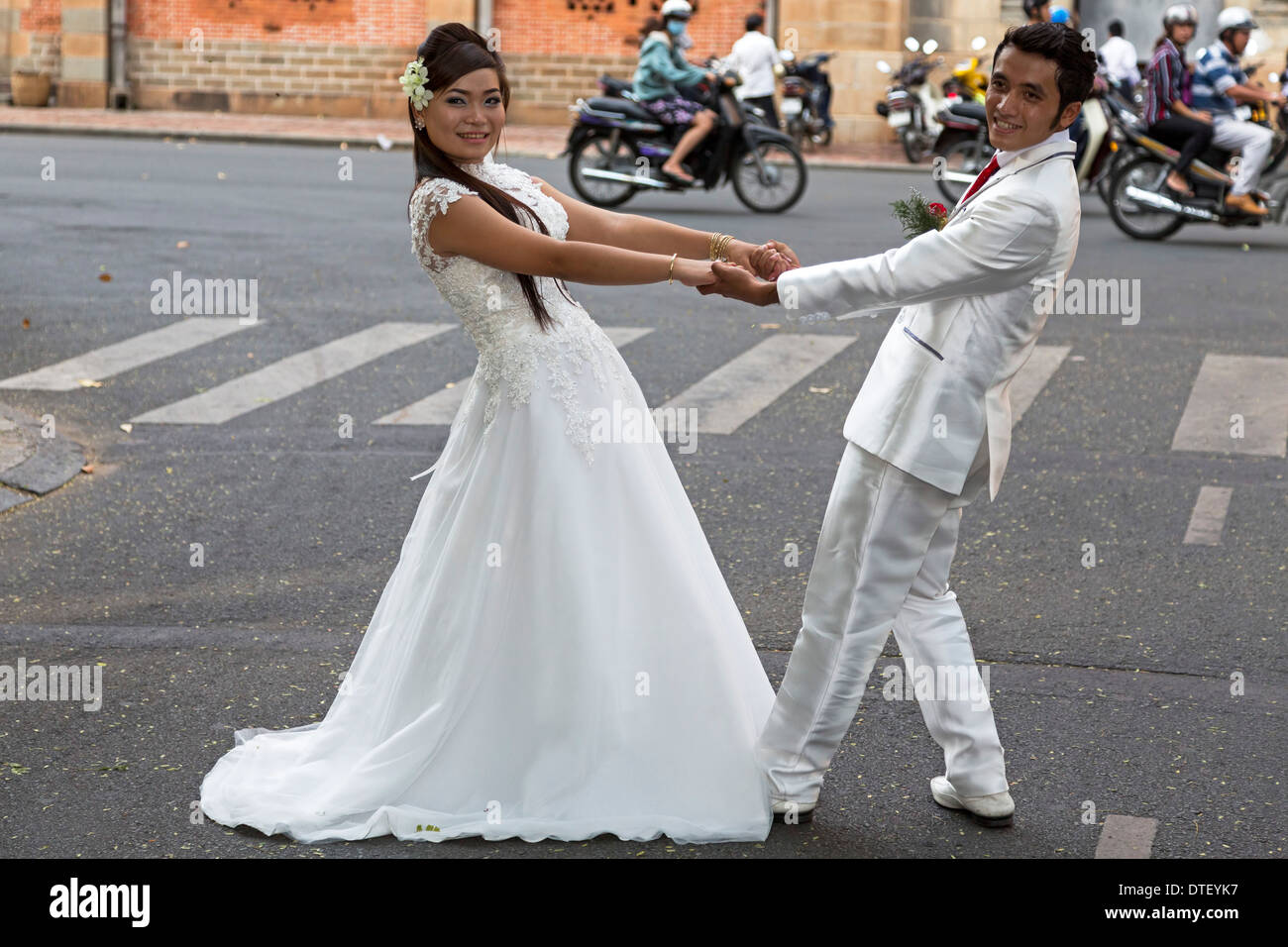 Couple vietnamien qui pose pour les photographies de mariage, Saigon, Vietnam Banque D'Images