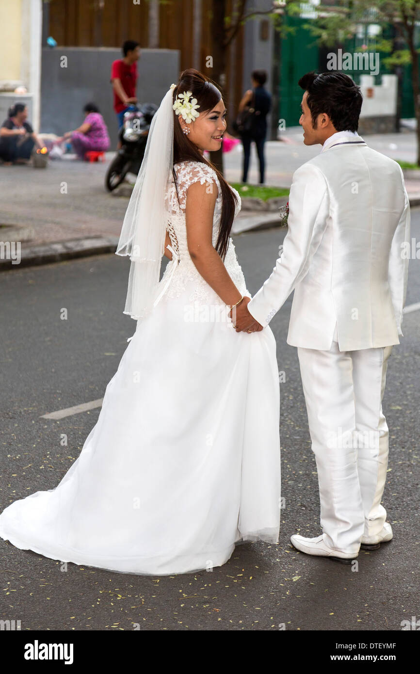 Couple vietnamien qui pose pour les photographies de mariage, Saigon, Vietnam Banque D'Images