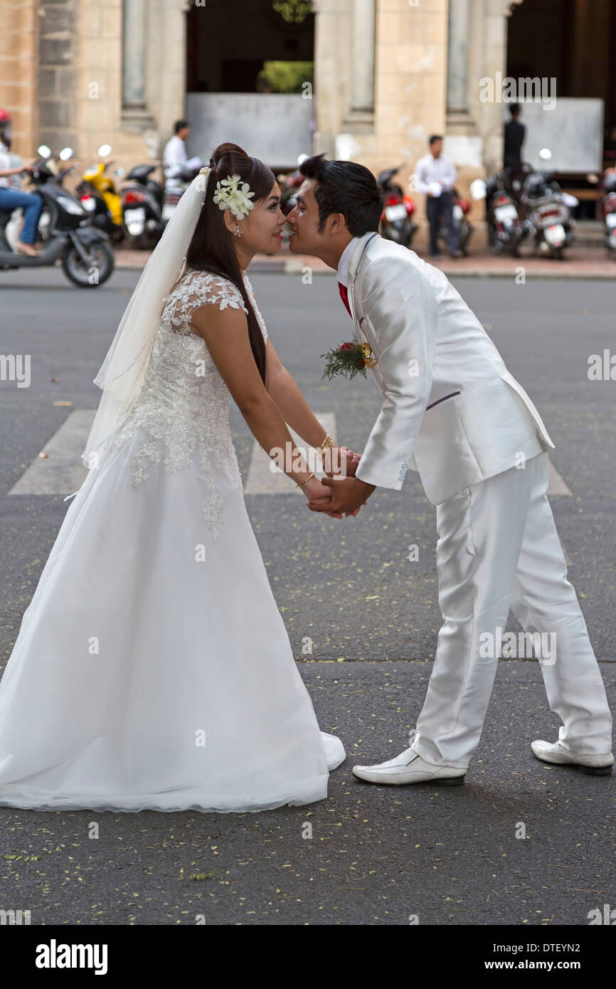 Couple vietnamien qui pose pour les photographies de mariage, Saigon, Vietnam Banque D'Images