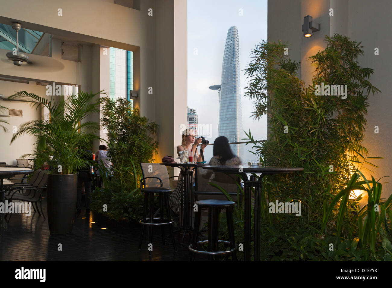 Les touristes au restaurant sur le toit, Ho Chi Minh City, Vietnam Banque D'Images