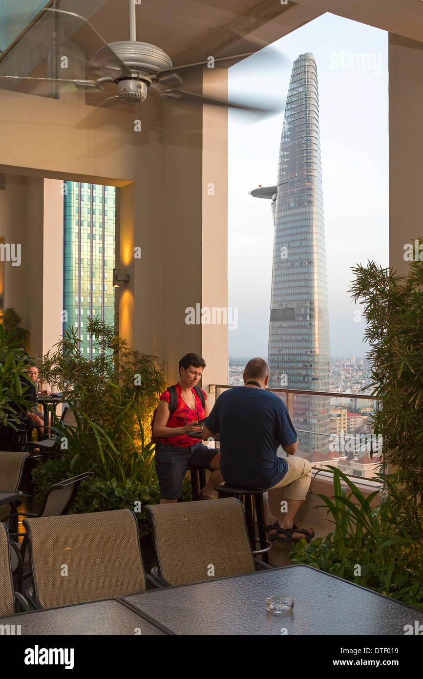 Les touristes au restaurant sur le toit, Ho Chi Minh City, Vietnam Banque D'Images