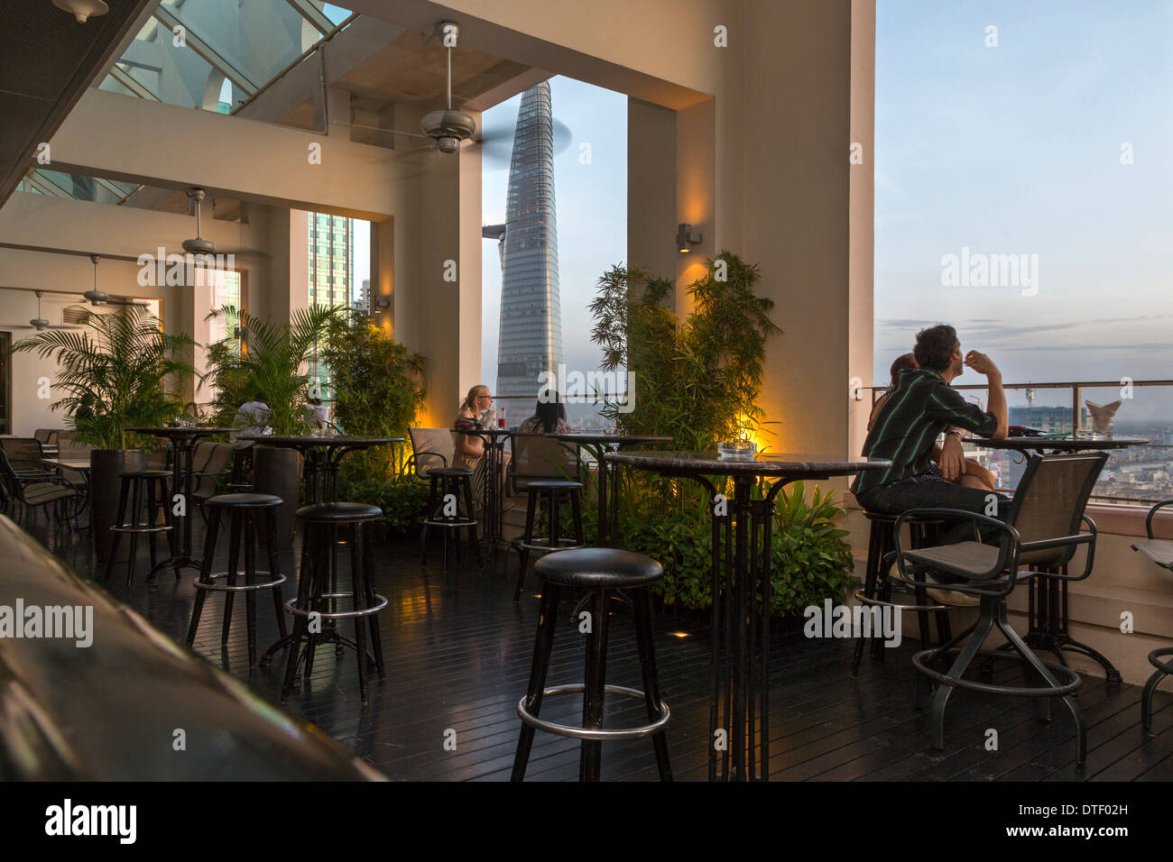 Restaurant sur le toit, Ho Chi Minh City, Vietnam Banque D'Images