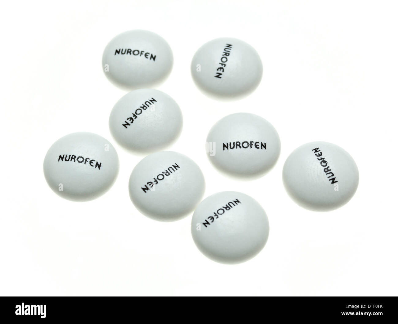 Les comprimés de nurofen blanc sur fond blanc Banque D'Images