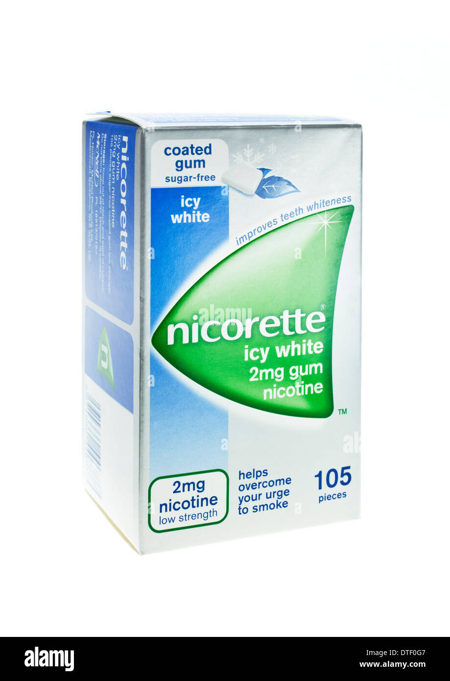 À mâcher Nicorette fort traitement de remplacement de la nicotine sur fond blanc Banque D'Images