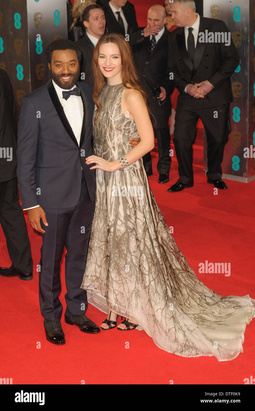 London, UK, 16/02/2014 : Tapis Rouge Les arrivées à l'EE British Academy Film Awards. Les personnes sur la photo : Chiwetel Ejiofor, Sari Mercer. Photo par Julie Edwards Banque D'Images