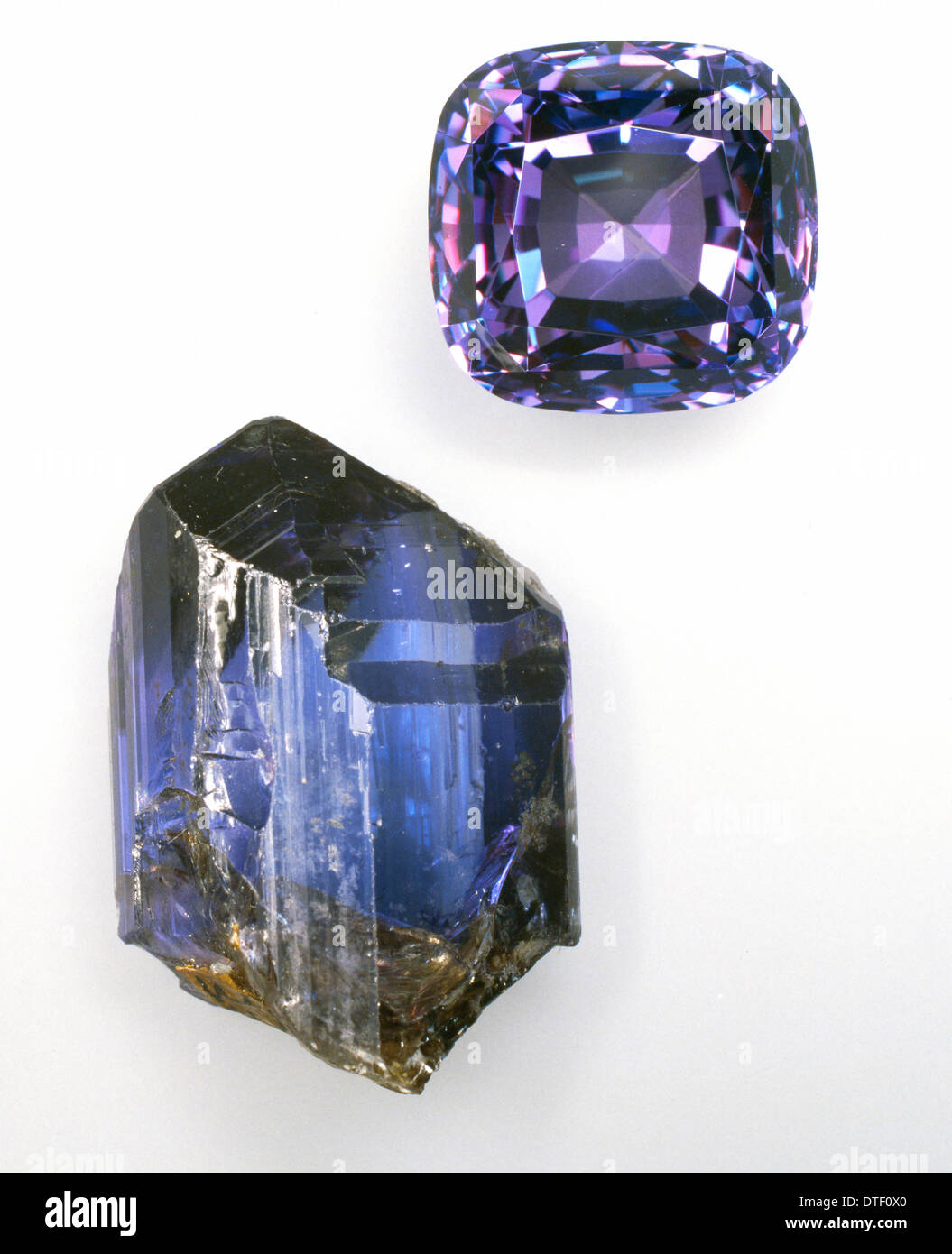 Et pierre de cristal Tanzanite Banque D'Images