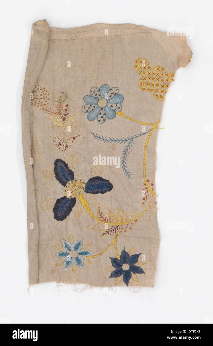 Fragment de textile brodé avec motif floral et datée 1650 - 1750 Banque D'Images
