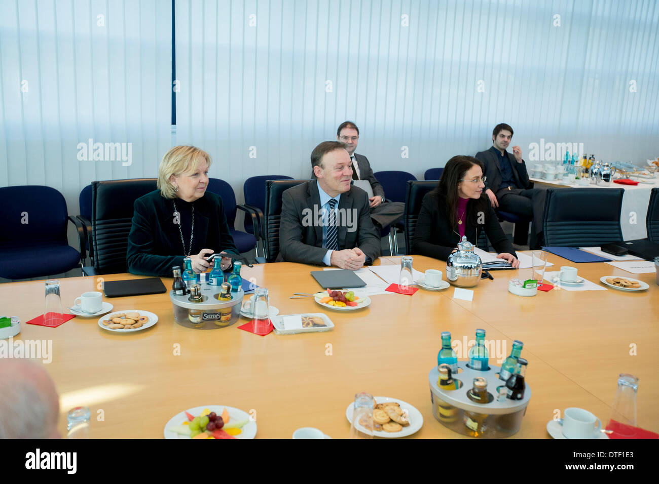 Berlin, Allemagne. February 17th, 2014. Réunion à la direction du parti SPD Willy Brandt Haus à Berlin. / Photo : Hannelore Kraft (SPD), Ministre-président de Rhénanie du Nord-Westphalie, et Thomas Oppermann (SPD), Lider du Groupe parlementaire SPD et Yasmin Fahimi (SPD), secrétaire général du SPD. Credit : Reynaldo Chaib Paganelli/Alamy Live News Banque D'Images