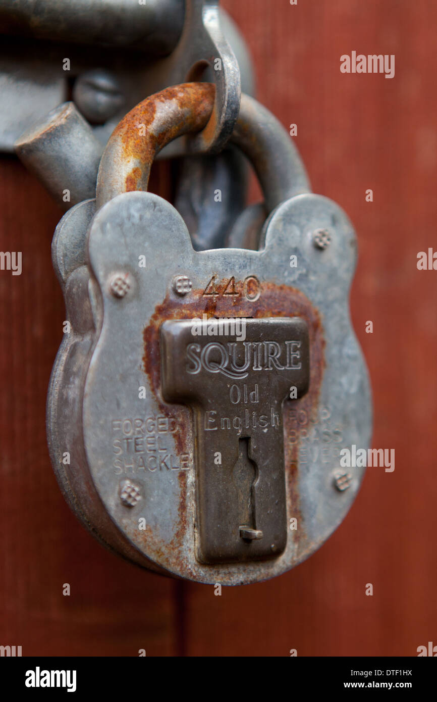 Un vieux cadenas anglais rouille Photo Stock - Alamy
