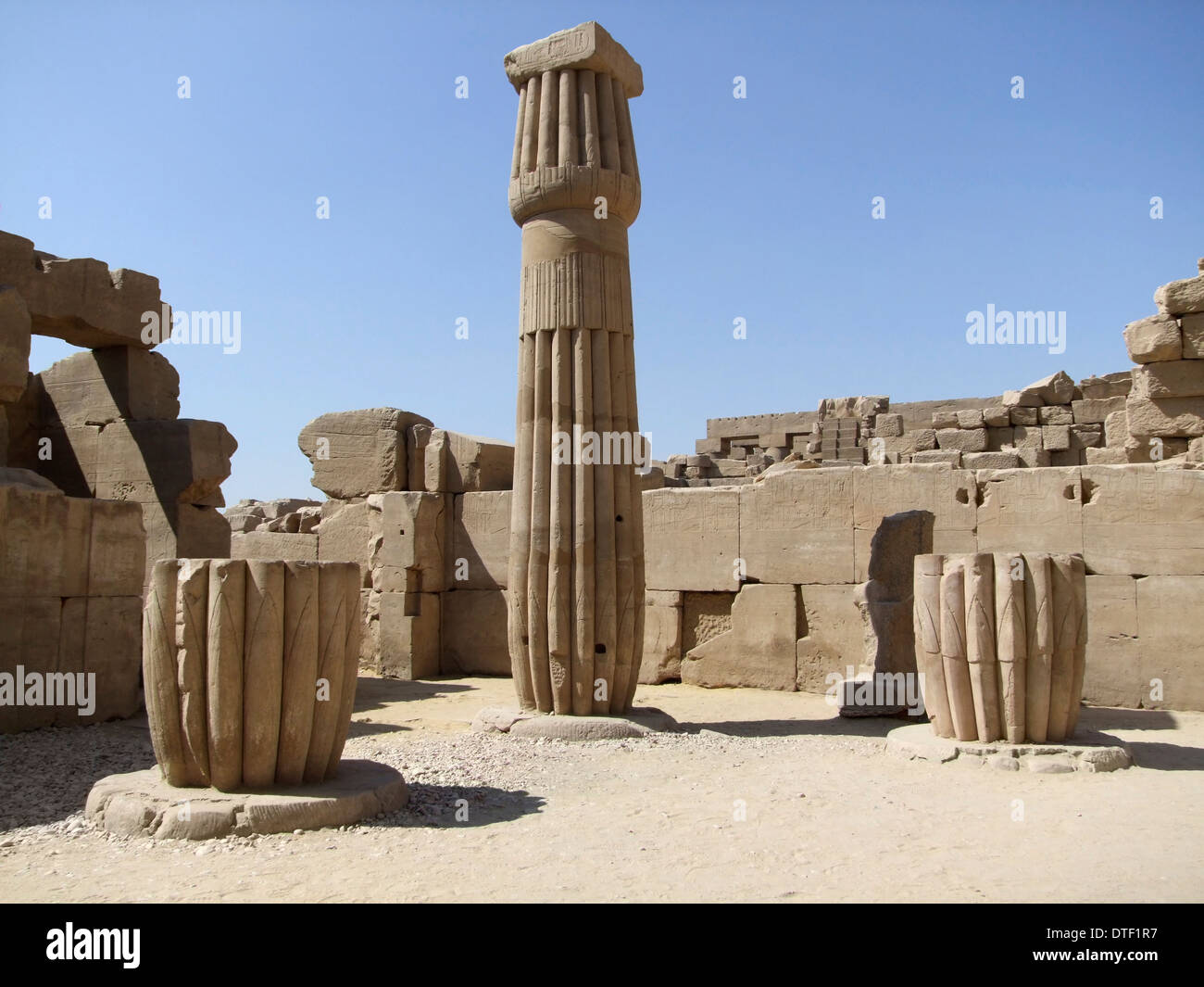 Paysage autour d'Amon-Rê en Egypte avec colonne décorative en pierre et divers reste dans l'ambiance ensoleillée Banque D'Images