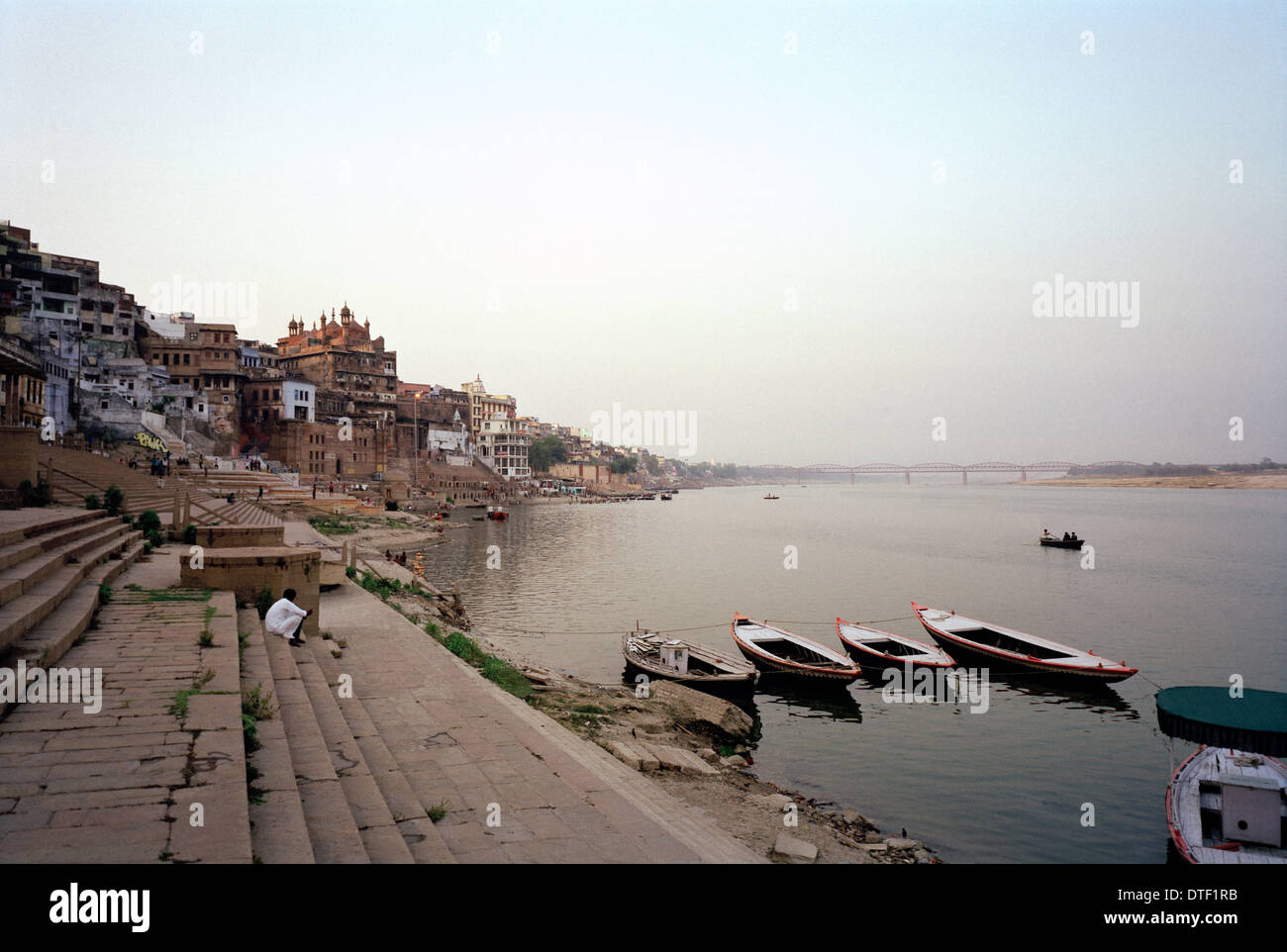 La photographie de voyage - Paysage des ghats au crépuscule du Gange à Bénarès Varanasi dans l'Uttar Pradesh en Inde en Asie du Sud Bateau Bateaux Banque D'Images