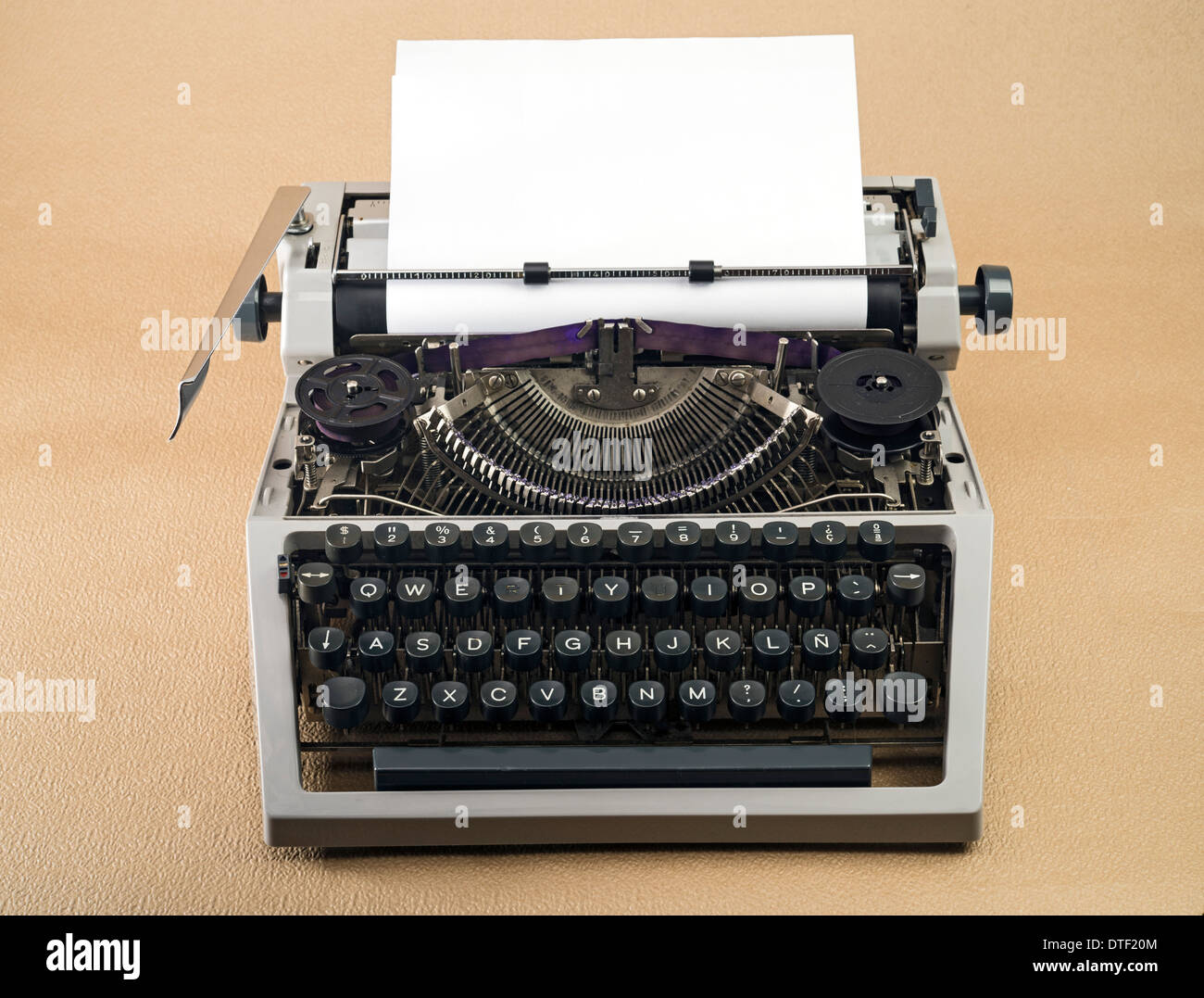 Close up d'une vieille machine à écrire sur fond brun Banque D'Images