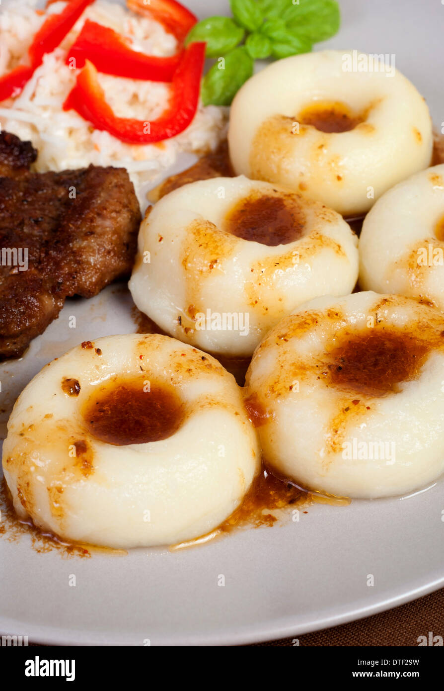 La Silésie polonaise boulettes de pommes de terre avec la viande rôtie et la salade Banque D'Images