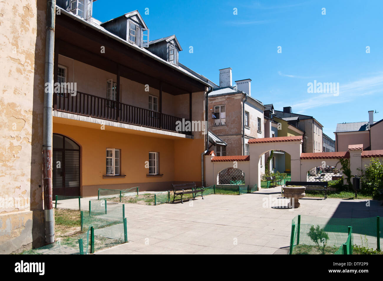 Des lieux inconnus dans un environnement de marché dans une vieille ville de Zamosc, tènements et petites rues Banque D'Images