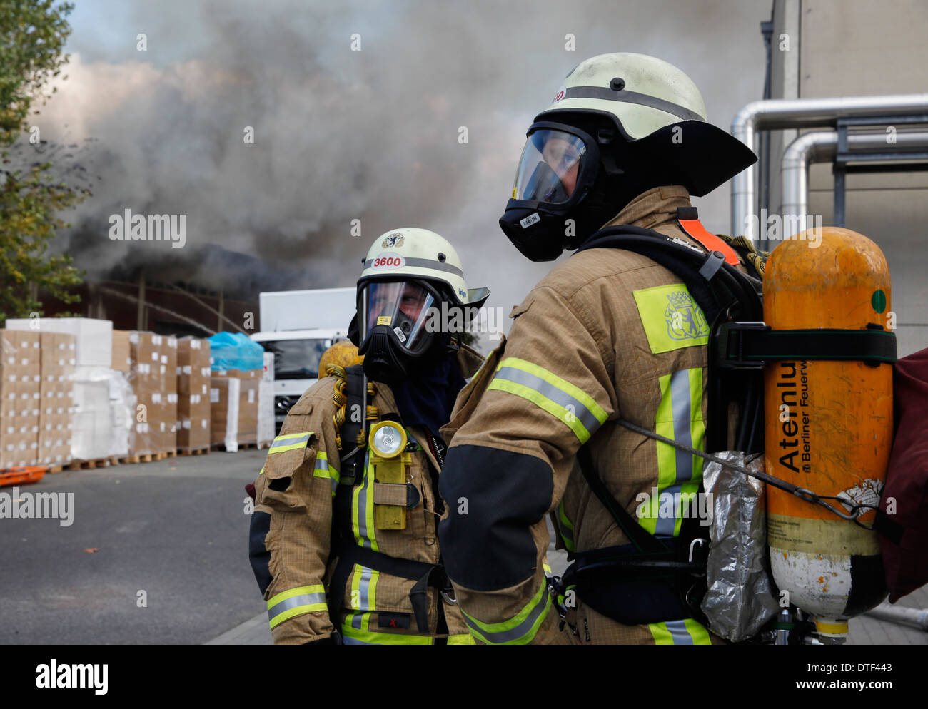 Berlin, Allemagne, Feuerwehrmaenner avec du matériel de protection des voies respiratoires Banque D'Images