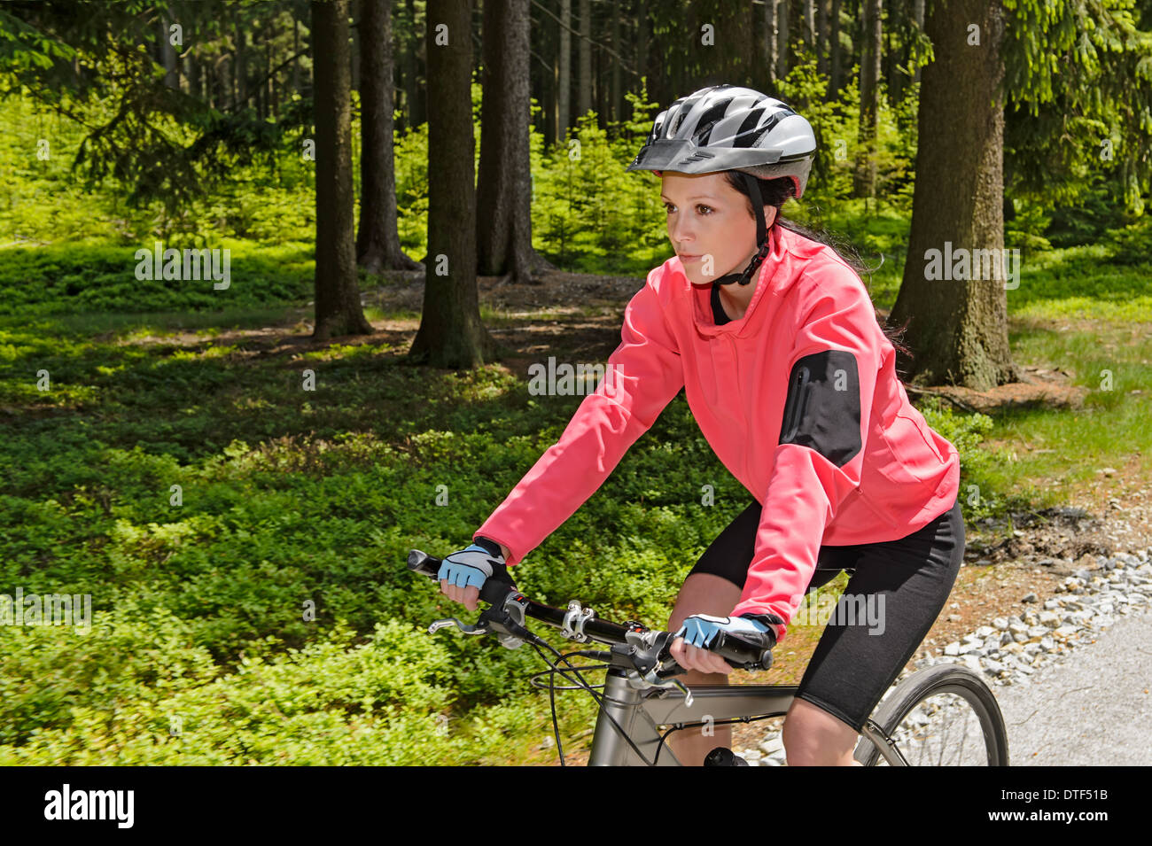 Femme vtt en forêt sur chemin de randonnée à vélo journée ensoleillée Banque D'Images