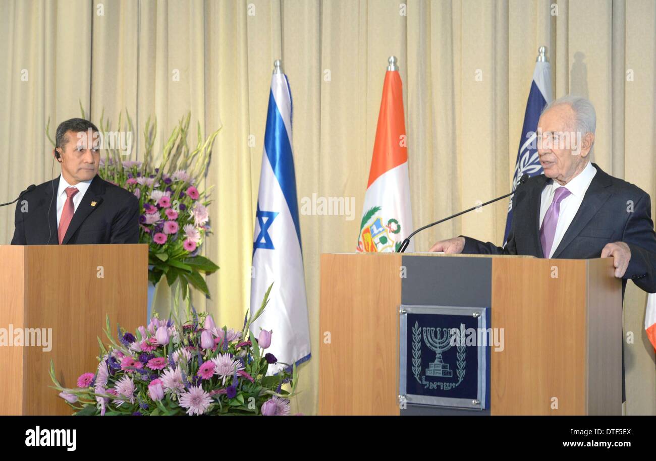 Jérusalem. Feb 17, 2014. Le président israélien Shimon Peres (R) traite d'une conférence de presse avec son homologue péruvien Ollanta Humala Tasso à la résidence du président israélien à Jérusalem, le 17 février 2014. Le président israélien Shimon Peres a tenu une réception accueillante et diplomatique de l'état réunion de travail avec son homologue péruvien Ollanta Humala Tasso ici lundi. © Mark/GPO/Xinhua/Alamy Neyman Live News Banque D'Images