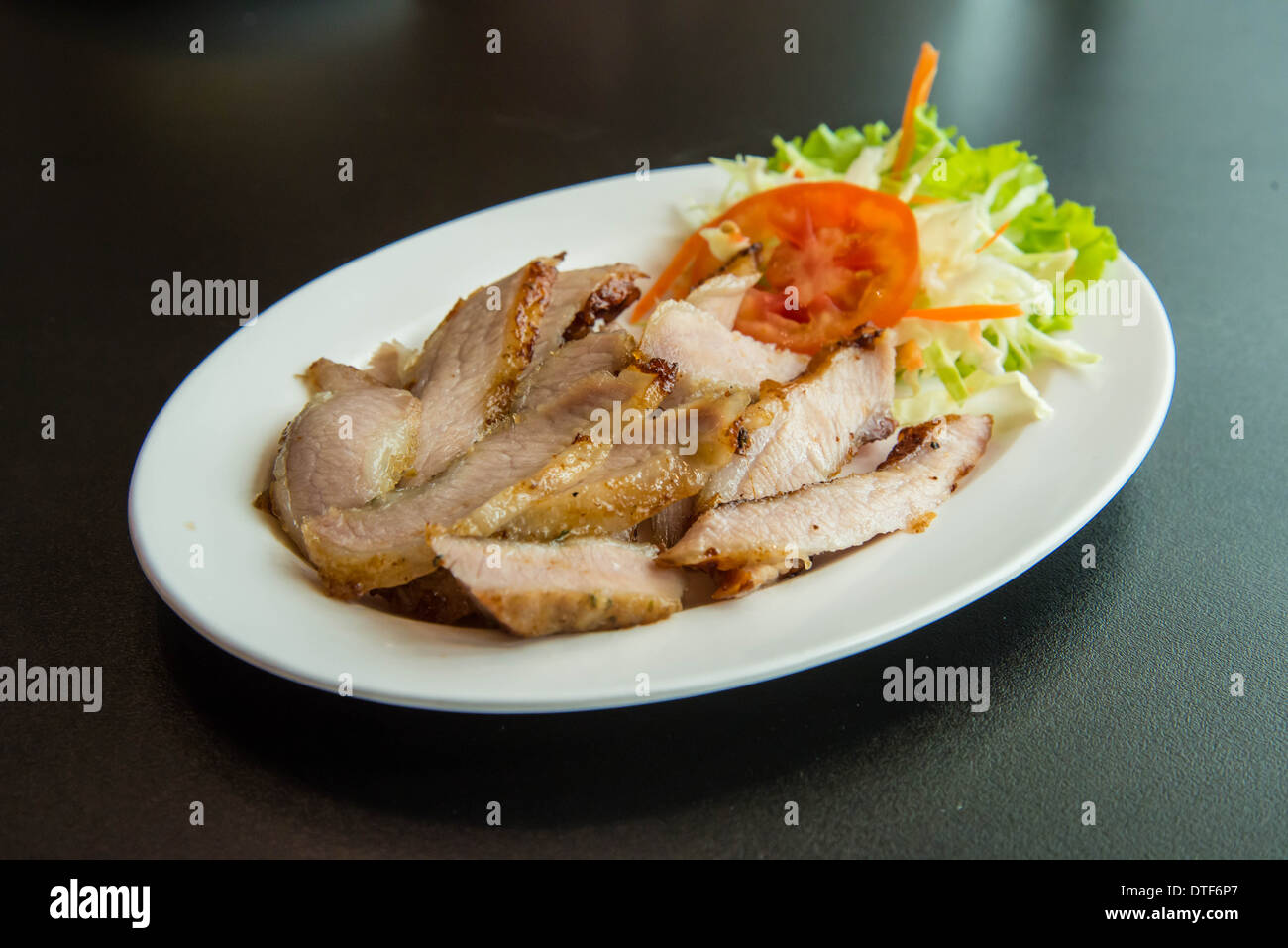 Rôti de porc sur la table dans le restaurant. Banque D'Images Rôti de porc sur la table dans le restaurant. Banque D'Images