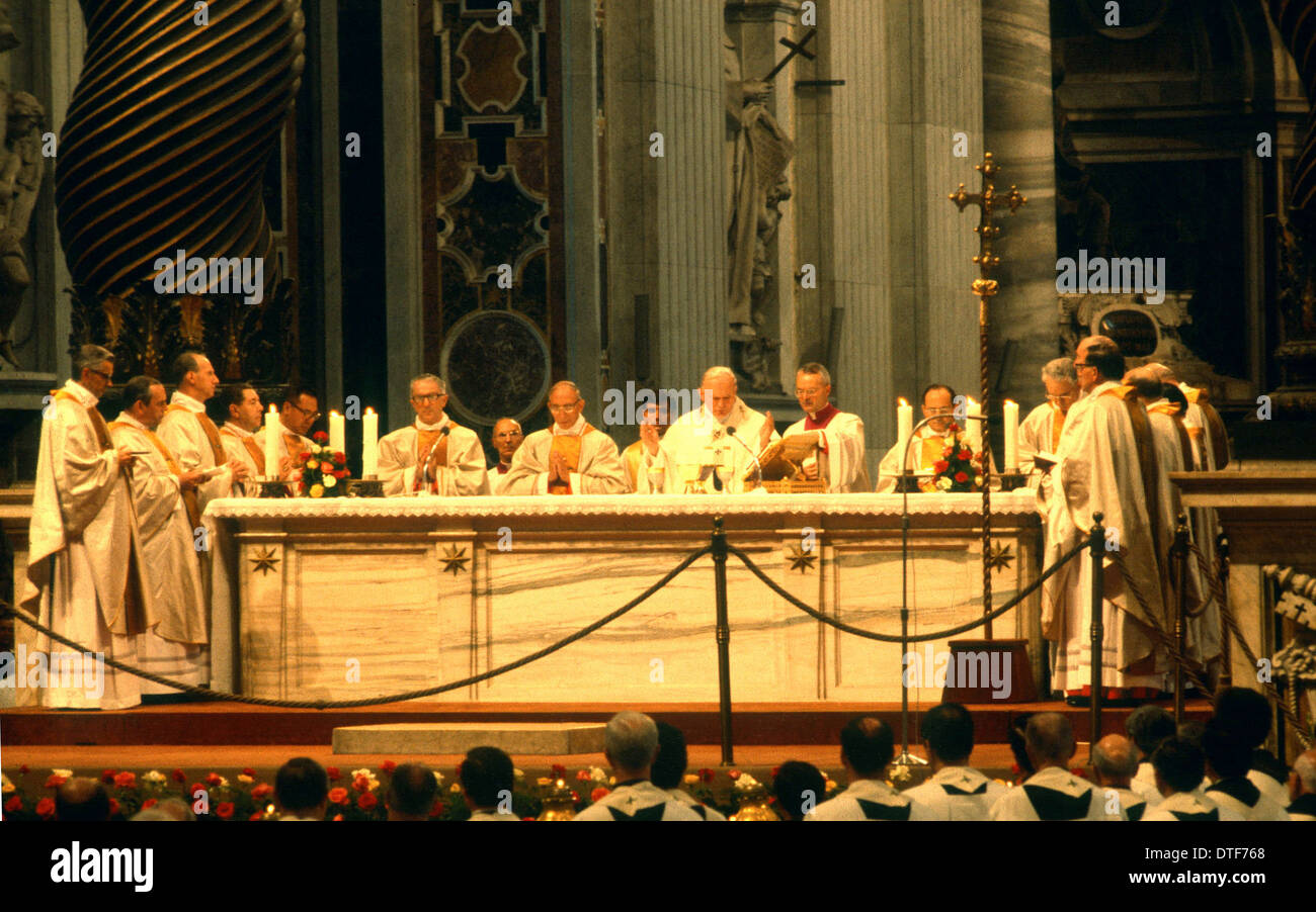 Le pape ST JEAN PAUL 11 CÉLÈBRE LA MESSE AVEC LES NOUVEAUX CARDINAUX DANS LA BASILIQUE ST PIERRE ROME ITALIE Banque D'Images
