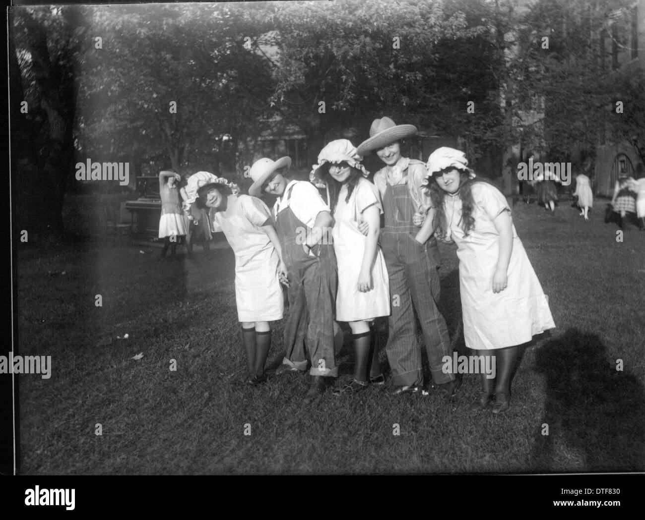 Cette image capture des artistes lors de la célébration du 1er mai d'Oxford College en 1922, mettant en valeur les costumes et les portraits de groupe lors de la production théâtrale en plein air. Il met en lumière l'éducation des femmes et le rôle des spectacles en plein air dans les événements académiques. Banque D'Images