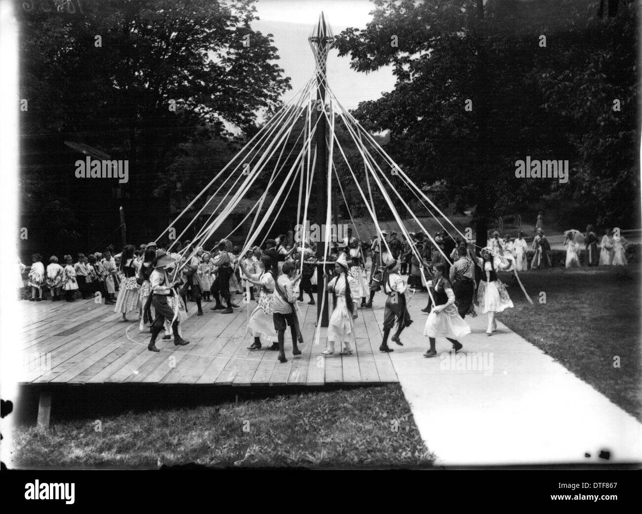 Cette photographie historique capture une danse Maypole lors de la célébration du 1er mai 1911 à l'Ohio State normal College Model School. L'image reflète les célébrations du début du XXe siècle, mettant en valeur les costumes traditionnels et les festivités en plein air. Banque D'Images