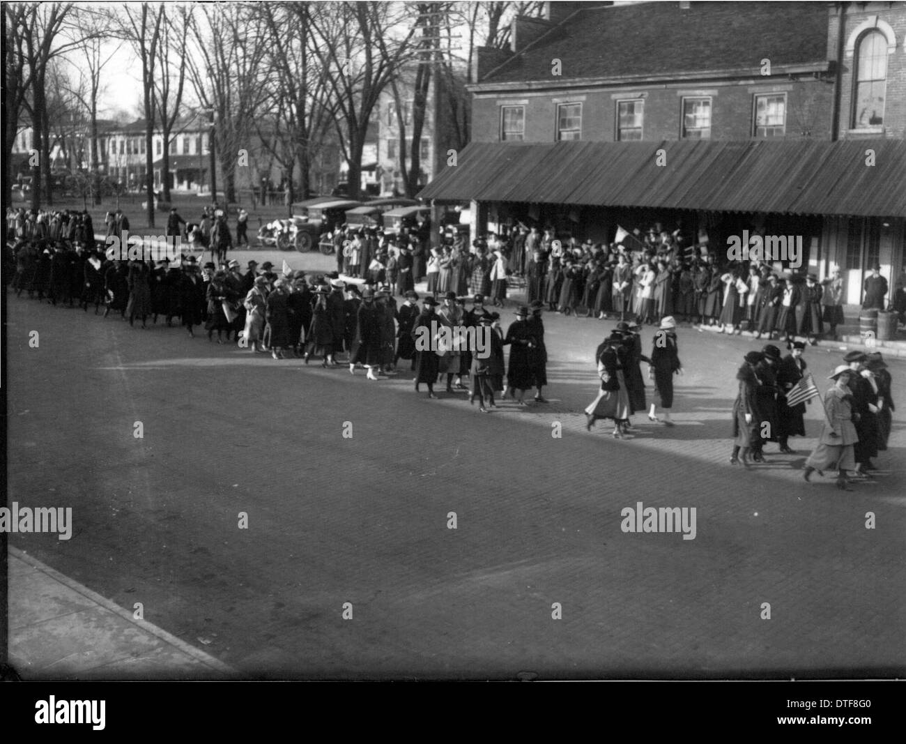 Les femmes marcher en l'Armistice Day Parade 1918 Oxford Banque D'Images