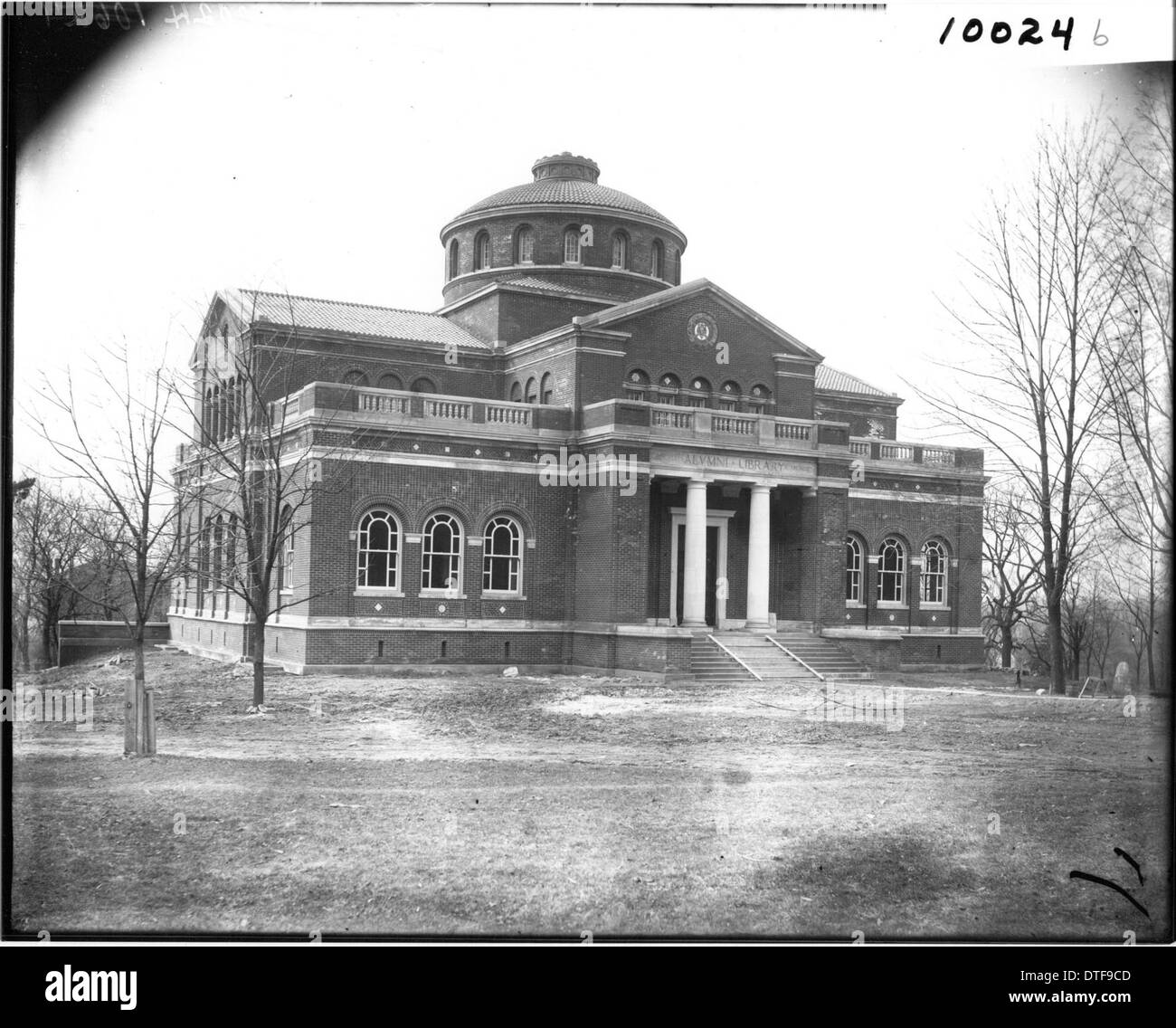 La Bibliothèque des anciens élèves, photographiée du nord-est vers 1910, présente la conception architecturale de ce bâtiment universitaire historique. La photographie donne un aperçu du campus du début du XXe siècle de l'Université de Miami à Oxford, Ohio. Banque D'Images