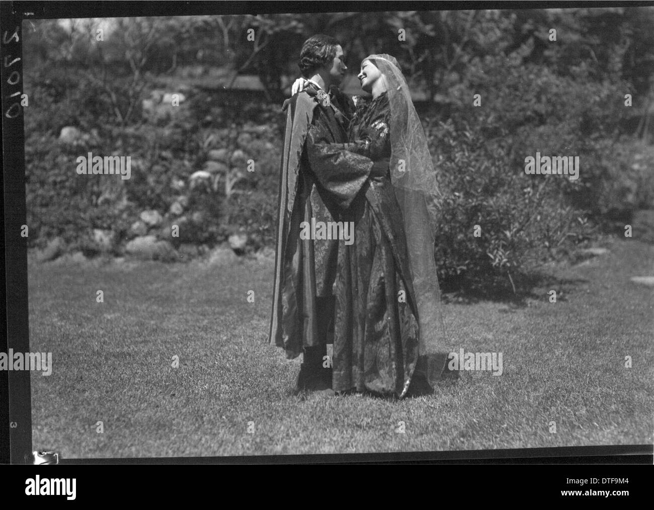 Cette photographie de 1934 montre des étudiants de Western College célébrant la Journée de l'arbre avec une production théâtrale en plein air. Il met en lumière les costumes et la participation des femmes à l'éducation et aux événements du campus à l'époque, reflétant le rôle des activités de plein air dans l'éducation des femmes. Banque D'Images