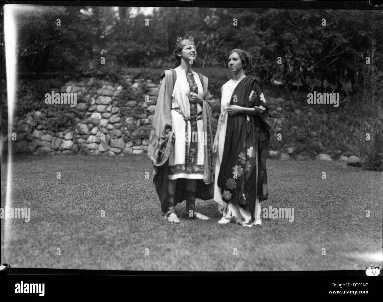 Cette photographie de 1933 montre des participants en costumes lors des célébrations de la Journée de l'arbre au Western College, Oxford, Ohio. La production théâtrale en plein air met en lumière l'éducation des femmes et les traditions théâtrales de l'Université de Miami. Banque D'Images