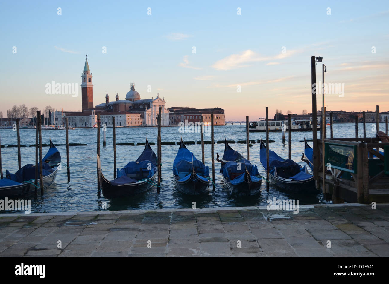 Venise, Italie, sur un fond de St Giorgios, gondoles se trouvent toujours à la fin de la journée. C'est une scène qui est typique de Venise Banque D'Images