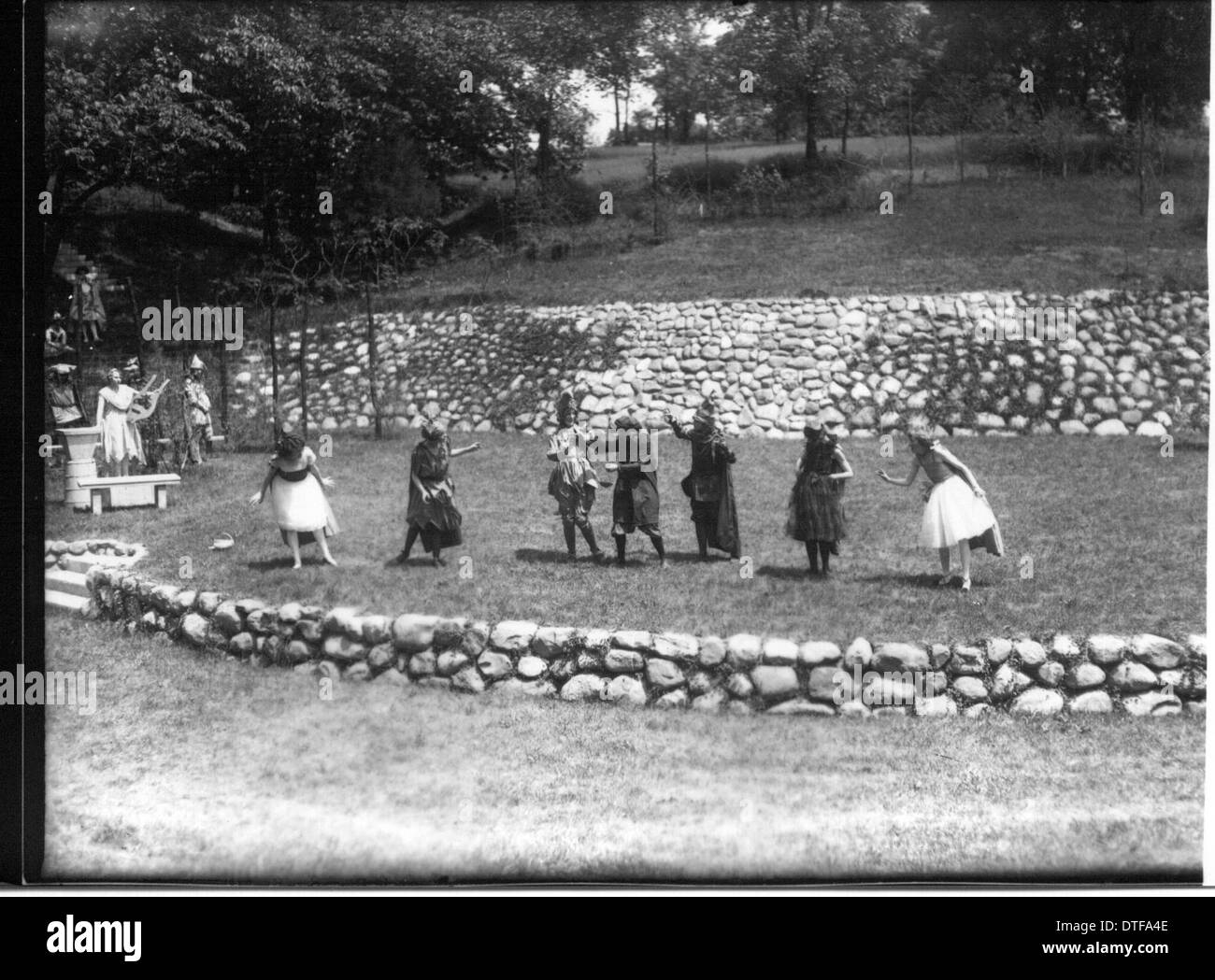 La photographie de 1922 du Western College le jour de l'arbre capture une production théâtrale en plein air célébrant l'éducation des femmes. Cet événement s’inscrivait dans une tradition de longue date à l’Université de Miami à Oxford, Ohio, où les théâtres en plein air étaient un lieu d’activités sociales et éducatives pour les femmes. Banque D'Images