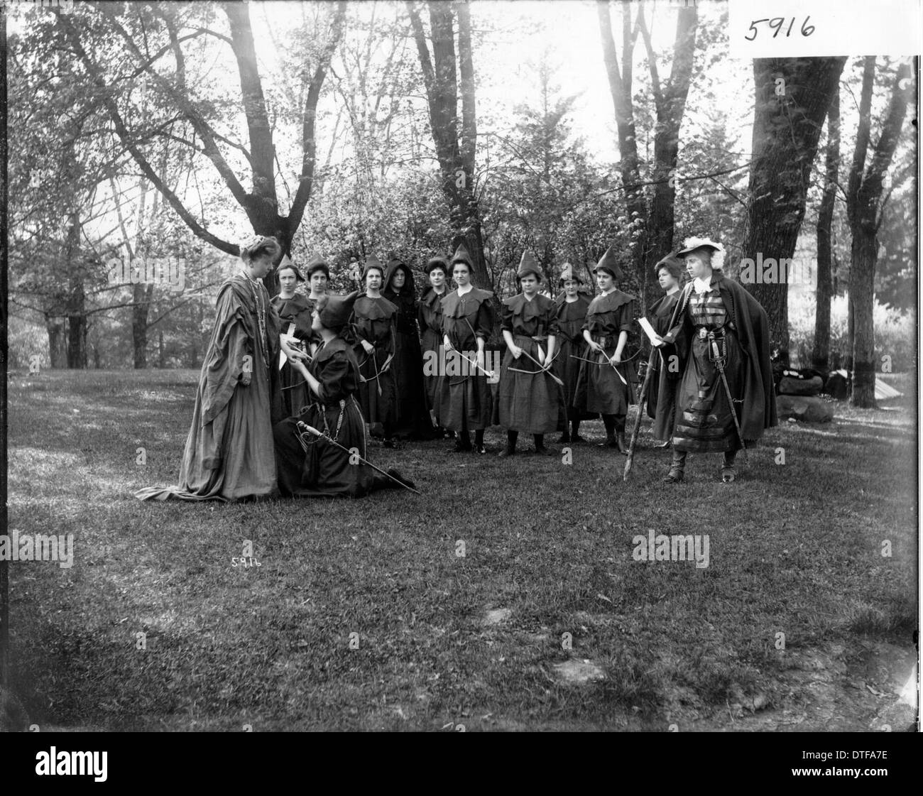 Une photographie prise lors de la Journée de l'arbre en 1904 au Western College montre des étudiants vêtus de costumes pour une production théâtrale en plein air. Cet événement marquait une célébration de l’éducation des femmes et faisait partie de l’engagement du collège envers la communauté et la culture. Banque D'Images