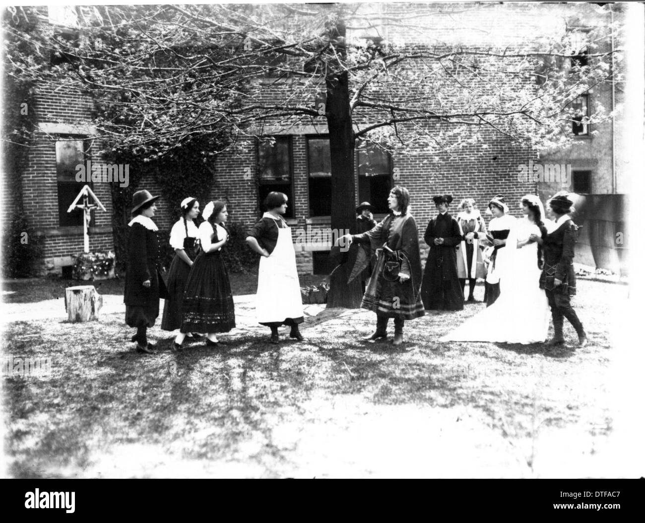 Cette photographie capture une scène de la production de 1911 de « The Piper » à Oxford College, mettant en vedette la performance théâtrale en plein air et les acteurs en costumes d'époque, reflétant des productions dramatiques universitaires du début du XXe siècle. Banque D'Images
