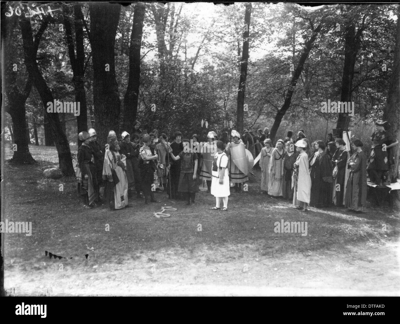 Cette photographie de 1915 représente des femmes au Western College lors d'une production théâtrale en plein air le jour de l'arbre. L'image met en évidence les costumes du début du XXe siècle et le rôle des femmes dans l'éducation à l'époque. Banque D'Images