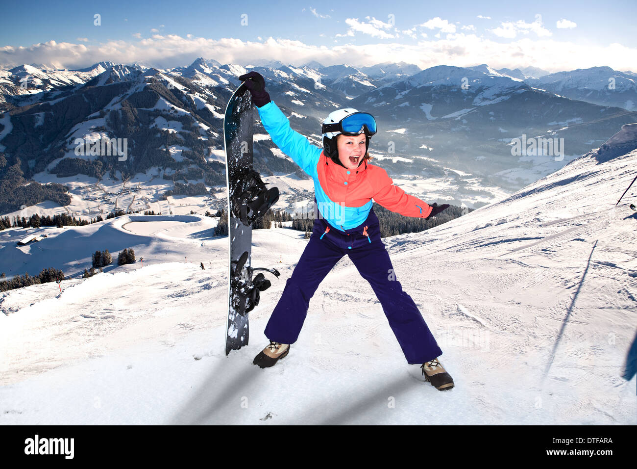 Une adolescente snowboard dans les Alpes. Banque D'Images