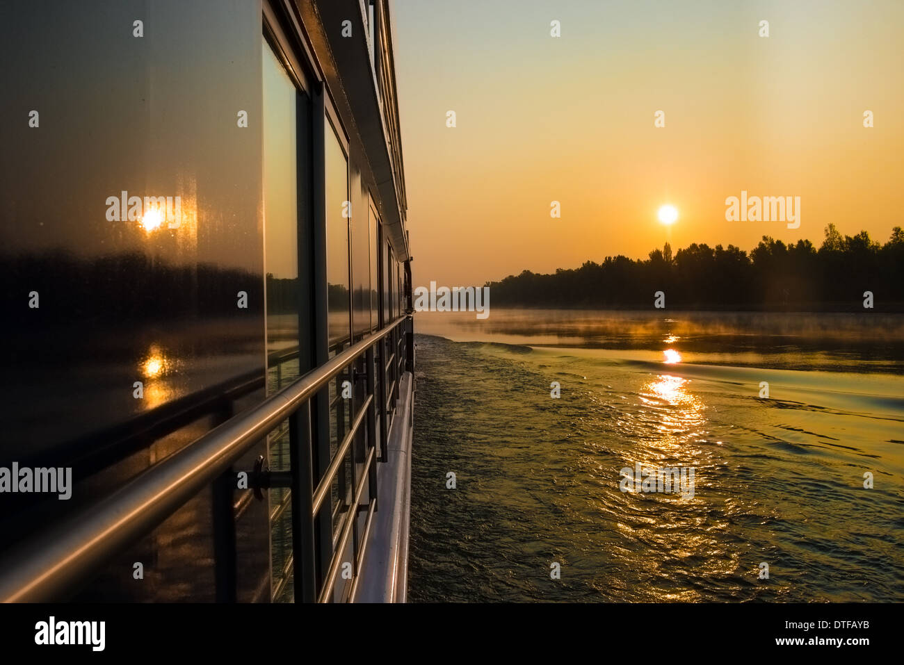 Le soleil se lève sur un bateau de croisière sur le Rhin. Banque D'Images