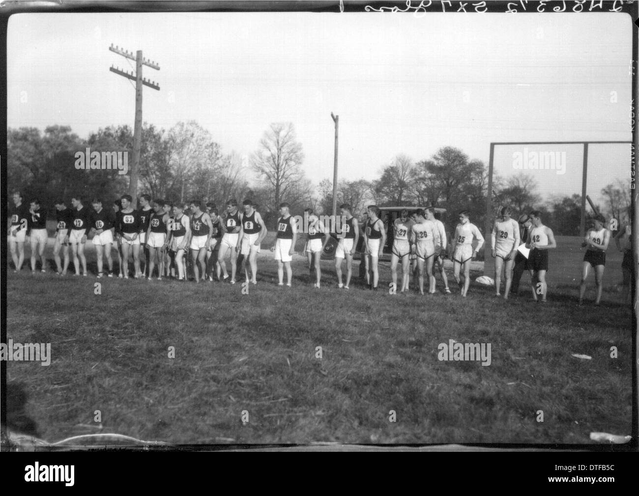 La photographie capture le début de la course de cross-country de la fête du père en 1926 à l'université de Miami. Les coureurs décollent sur la piste, marquant un événement annuel dans l'histoire sportive de l'université. Ce moment souligne la tradition de l'athlétisme collégial à l'Université de Miami à Oxford, Ohio. Banque D'Images