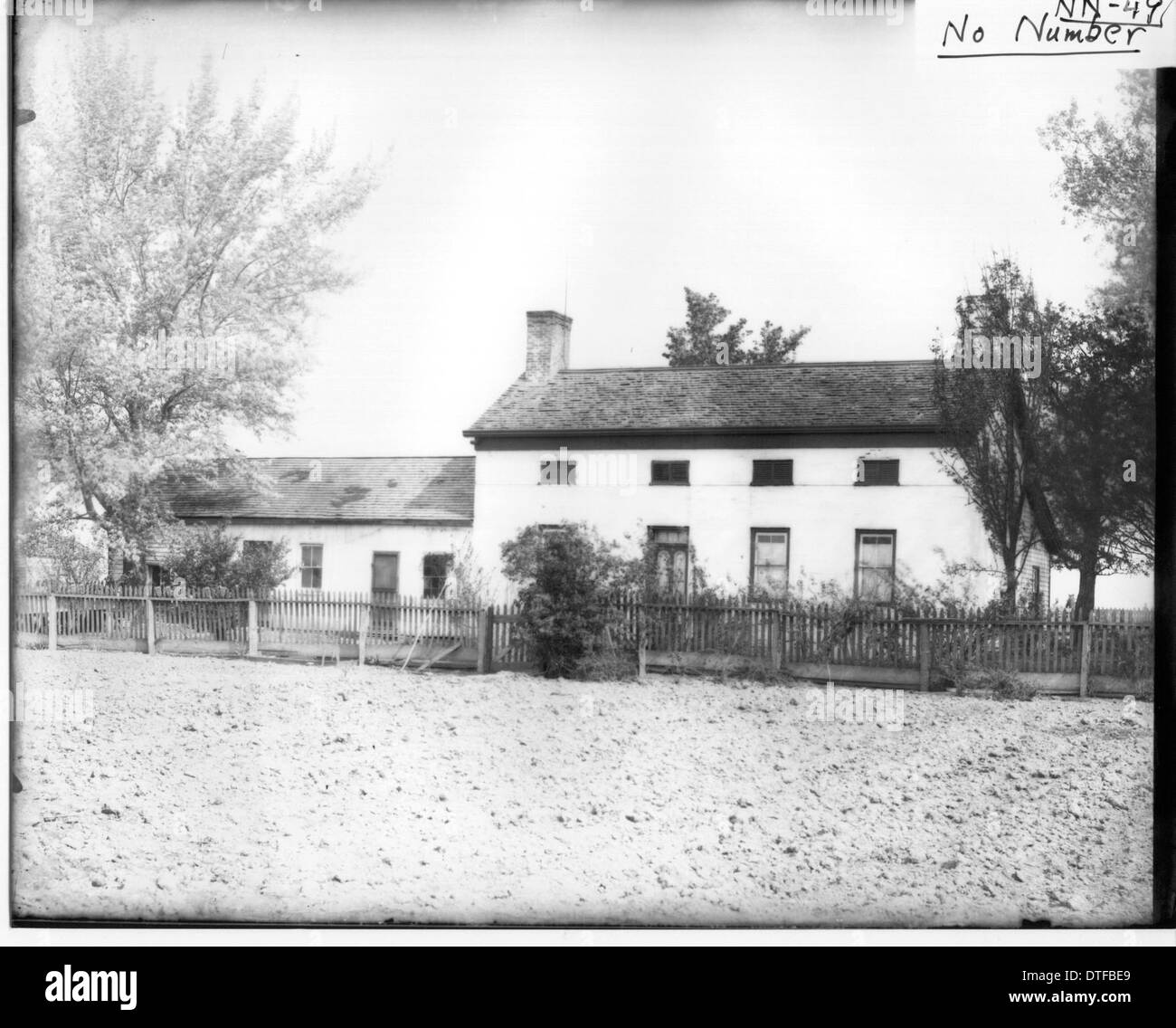 Cette photographie capture une maison située à côté d'un champ ouvert, incarnant le style de vie rural et l'architecture. Il reflète la vie et l'histoire de la campagne dans la région d'Oxford, Ohio. Banque D'Images Cette photographie capture une maison située à côté d'un champ ouvert, incarnant le style de vie rural et l'architecture. Il reflète la vie et l'histoire de la campagne dans la région d'Oxford, Ohio. Banque D'Images